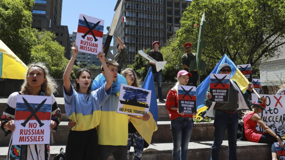 En demonstration utanför det ryska konsulatet i Kapstaden i Sydafrika mot de marina övningarna.