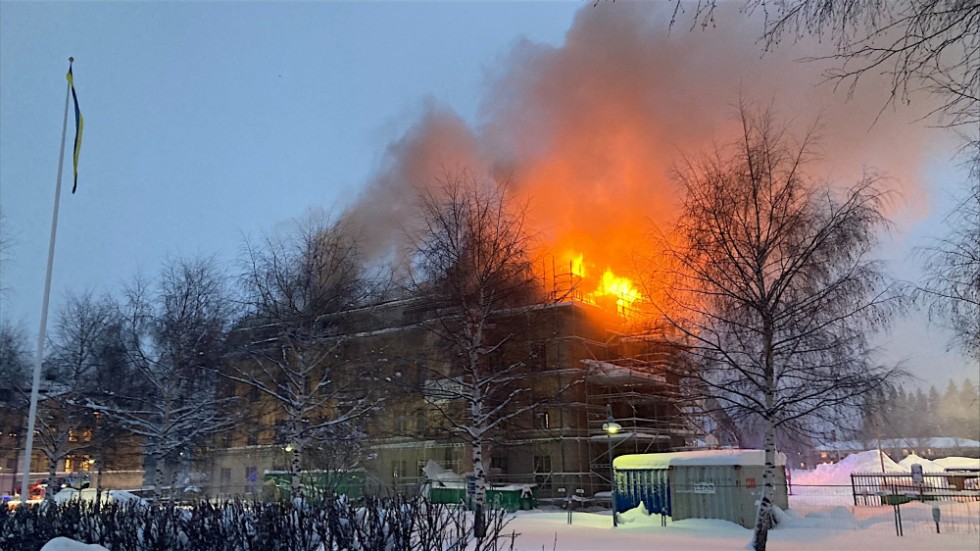 Brand i kanslihuset på I 19 syntes på långt håll i Bodden. Det var kraftig rökutveckling på platsen.