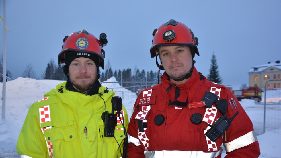 Storsektorledaren Kristoffer Stigson var på plats under natten när storbranden bekämpades och regionala insatsledaren Magnus Nilsson tog över på tisdagsmorgonen.  "Det varnuínst 18 enheter som hjälpte till under nattens släckningsarbete", säger Stigson.