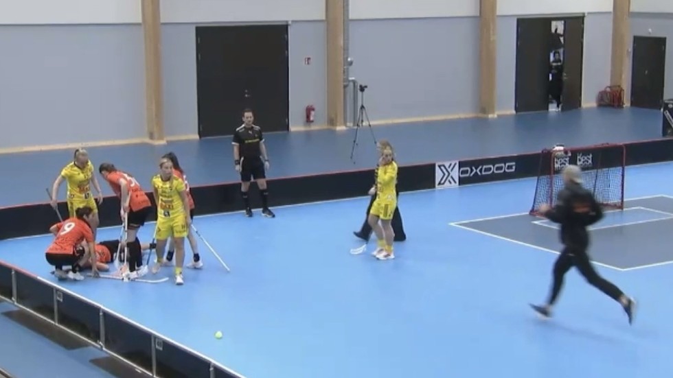 Wilma Johansson fick bryta matchen efter att ha fallit illa.
