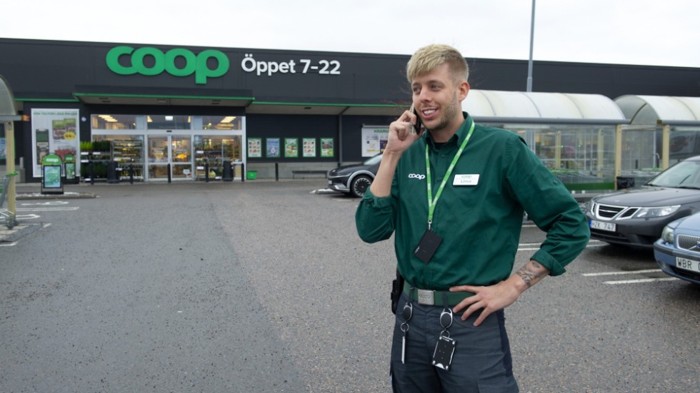 Det är viktigt att vara stresstålig som butikschef, menar Linus Hjelm. "Man har blivit härdad genom åren", säger han.