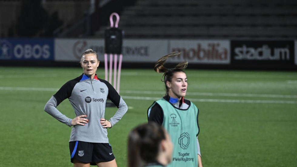 Den svenska landslagsstjärna Fridolina Rolfö och hennes lagkamrater i Barcelona under träningen på Malmö IP inför Champions League-mötet med Rosengård.