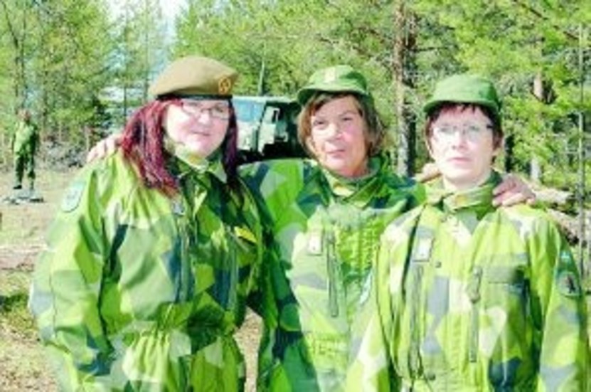 SJUKVÅRDSTRIO. Hemvärnets sjukvårdare Irene Wasikkaoja och Birgit Niska flankerar Röda Korsets sjukvårdsutbildare Monica Hultman.