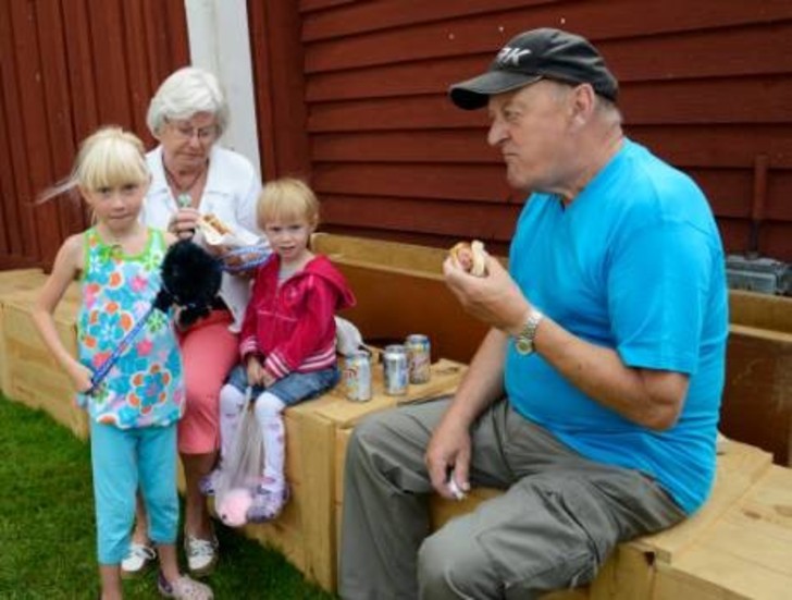 Korvpaus i marknadsdagen. Agnes och Elin Karmeroth från Åby har det mysigt med mormor och morfar Inger och Gösta Kronwall från Hällestad.