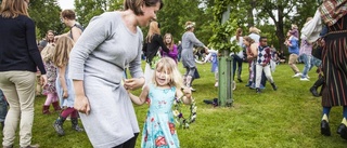 Traditionell midsommardans i Viala