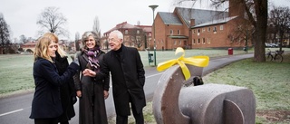 Barnskulptur invigd i vinterkyla