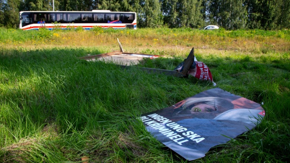 Socialdemokraternas valaffischer i korsningen Arvidsjaursvägen/Flakabergsvägen i Bergsviken har vandaliserats.