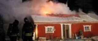 En till sjukhus efter brand