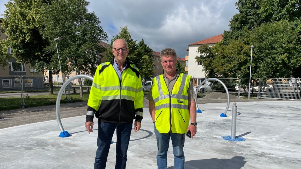 Michael Antonsen, parkintendent för Katrineholms kommun och Johan Larsson, arbetschef. Nya cykelbanor och belysning kommer att byggas i anslutning till vattenleken.