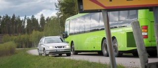 Tre backspeglar sönder – bilister irriterade på för smal väg