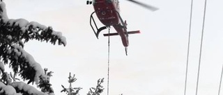 Helikopterräd mot snötyngda träd