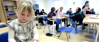 Cornelia på mammas jobb då förskolan är vattensjuk