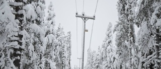 Tusentals kunder är fortfarande utan elektricitet