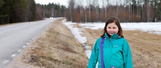 Saga fick inte åka bussen till skolan