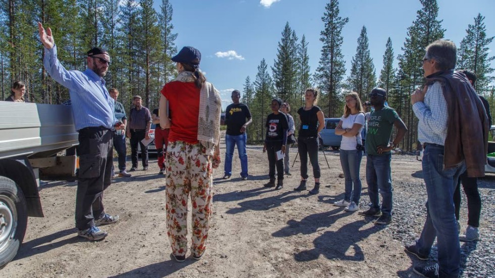Miljökämpar. Ulf Johansson, Miljögruppen i Pite älvdal, berättar att marken där de just nu står kan komma att förvandlas till en 65 meter djup gruvdamm.