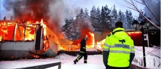 Villa totalförstörd vid häftig brand