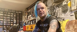 Robert Rautio med punken präntad inpå bara skinnet – idag berättar han suget efter punk, krigshistoria och hajfilmer