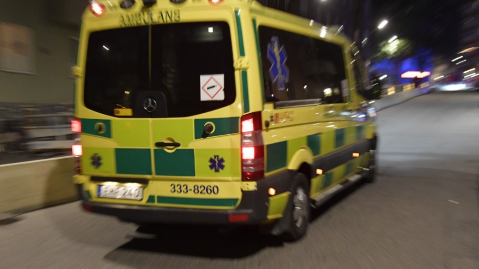 Två poliser fick rök i sig under en räddningsinsats i samband med en brand i Helsingborg i natt och fördes med ambulans till sjukhus. Arkivbild.