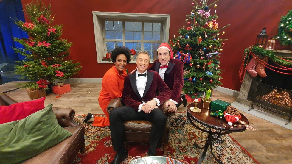 Marika Carlsson, Tareq Taylor och Per Andersson bjöd på underhållning i SVT på julafton. Pressbild.