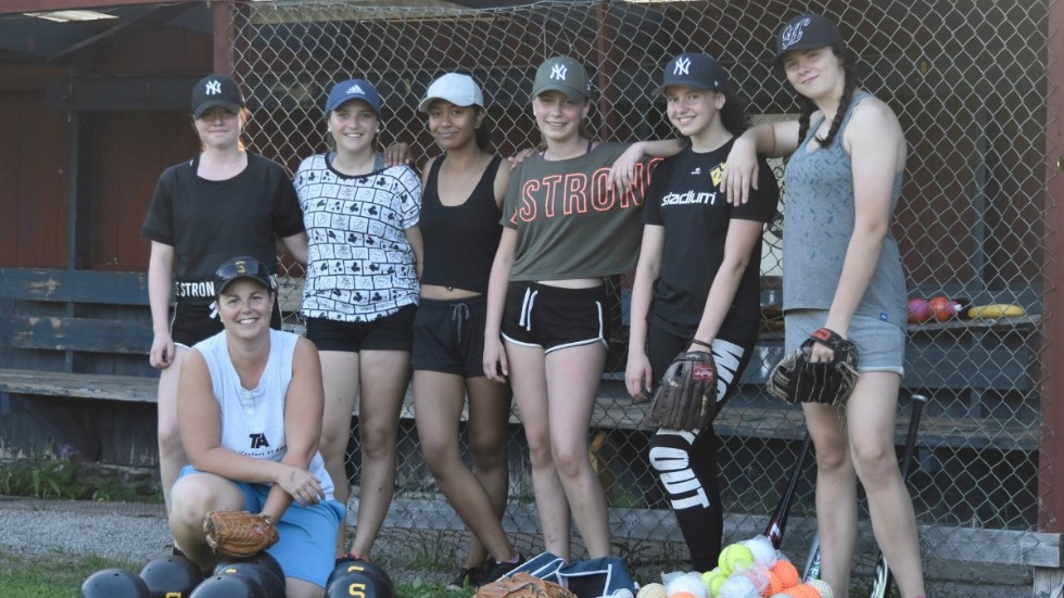 Många vill testa på softboll. Från vänster bakre raden: Tilly Löfstedt Söderström, Johanna Nordén, May Khwanma, Frida Marklund, Sara Hedlund, Nelly Rosén. Sittande: Samantha Edström. 