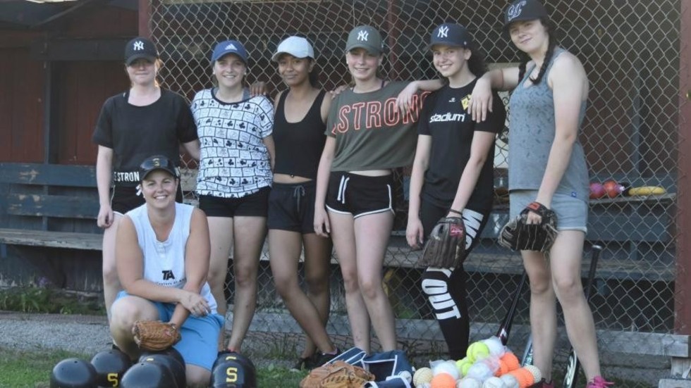 Skellefteå Softboll, arkivbild. Från vänster bakre raden: Tilly Löfstedt Söderström, Johanna Nordén, May Khwanma, Frida Marklund, Sara Hedlund, Nelly Rosén. Sittande: Samantha Edström (tränare).