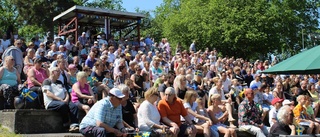 Blågult firande med hjärta i parken