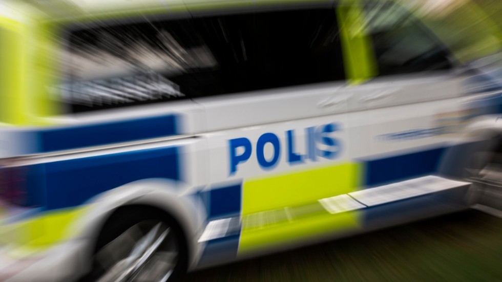 Polisen larmades under natten till en trafikolycka som skulle ha skett i Väskinde. Innan dess larmades räddningstjänsten till samma socken, utan att hitta någon brand.