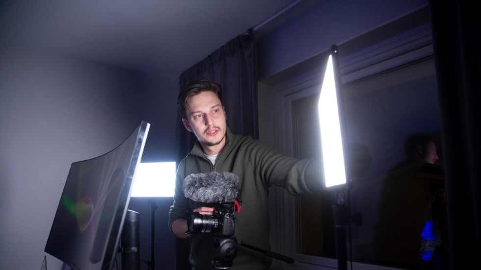Emil Hansius har gjort liknande filmer för olika myndigheter, där han provjobbar i verksamheten. Nu har turen kommit till sjukvården. 