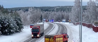 Lastbil rammade mitträcke i Jävre: "Tur att den inte kom över på fel sida av vägen"