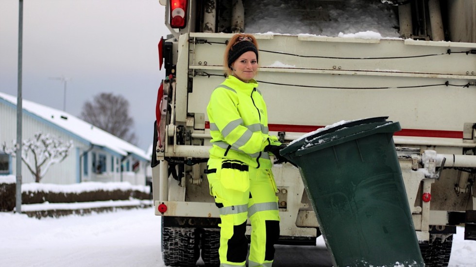 "Jag är den femte generationen i min släkt som kör lastbil, så det har varit väldigt naturligt redan från början. Men jag är faktiskt den första tjejen", berättar Evelina. 