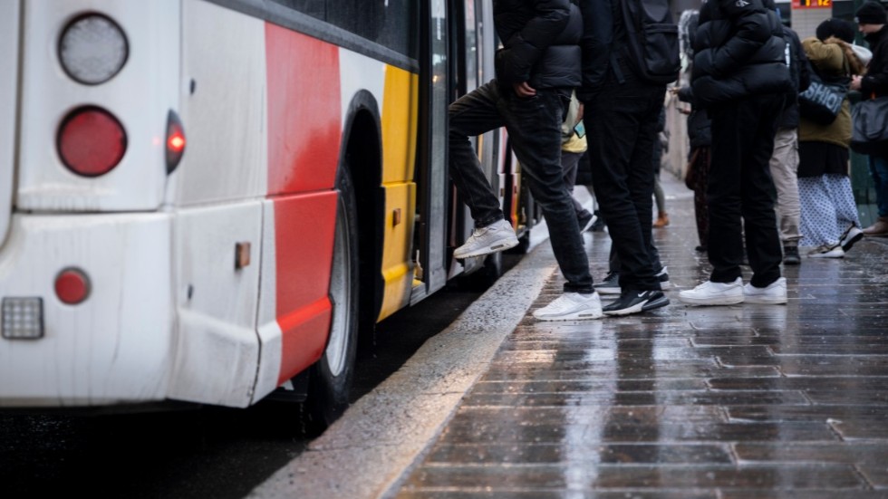 Förvånansvärt många blippar vare sig ett busskort eller biljett på mobilen, skriver en resenär.