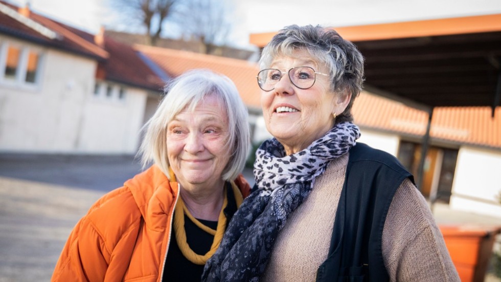 Inger Boström kommer att sakna kollegorna, däribland Mona Hammerin (till vänster). ”Lova att du kommer förbi och fikar sen”, säger hon till städerskan som gör sin sista dag i dag.