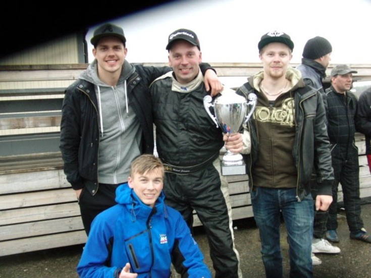LIGGER I TOPP. Efter två segrar och en andraplats toppar Team JMS 4-timmars. Magnus Gustafsson, Mikael Jansson och Anton Eneslätt med Jonatan Morin framför kan känna sig nöjda. FOTO: LARS PETTERSSON Foto: Lasse Pettersson.