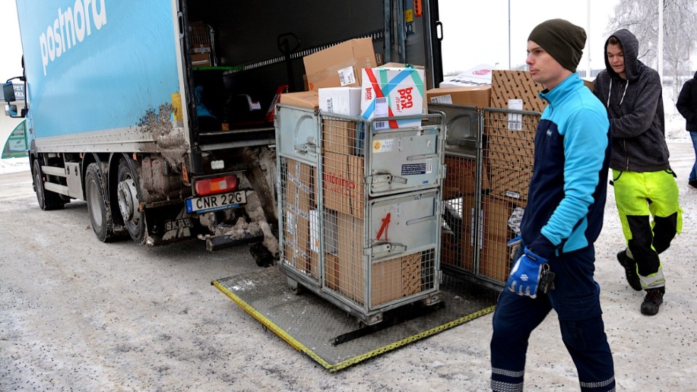 Postnord har bråda tider, med först "Black week", sedan julhandel och sedan mellandagsrea. Parallellt tvingas de jaga bedragare som missbrukar bolagets namn.