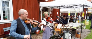 Folkdräkter i god takt