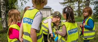 Skolor stängs efter hot