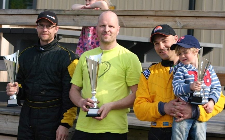 TRE I TOPP. Segrarna Vision - Reklams Joakim Nyström flankeras av tvåan Forsman Motorsports Tobias Forsman, t v, och Puma Race Robin Hopkins med sonen Frans.