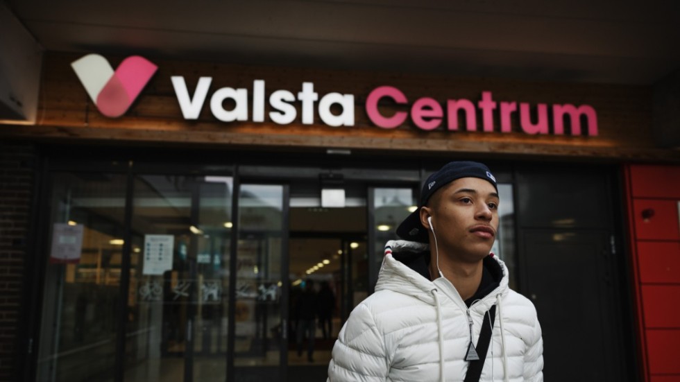 Rapparen Adam "Adaam" Jakobsson  från Valsta i Märsta är nominerad till årets hiphop för albumet "Trapen till radion".