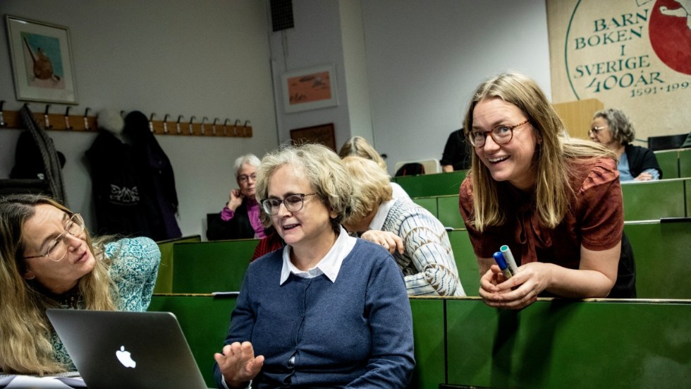 Maria Bergendal, Jenny Nilsson och forskningsledaren Malin Nauwerck tar sig an tre av Astrid Lindgrens stenogramblock med okänt innehåll.