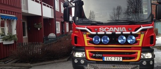 En till lasarett efter brand i flerfamiljshus