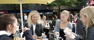 Trångt på torget under matmarknaden