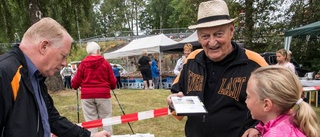 Folkvimmel och lugn musik