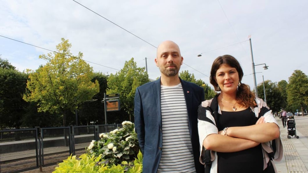 Vänsterpartiet vill öka satsningarna på kollektivtrafiken i länet. "Det vill vi både för klimatet och östgötarnas skull" säger Nicklas Lundström och Deniz Butros.