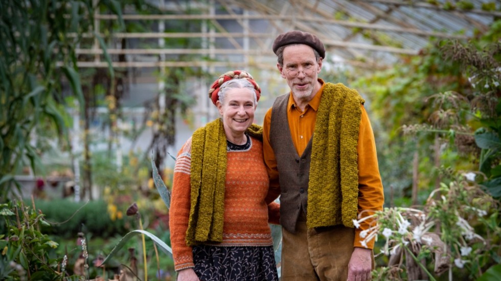 Marie och Gustav Mandelmann påtar vidare i sitt växthus. Arkivbild.