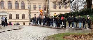 Eleverna hand i hand för Musikhjälpen