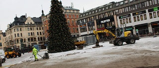 Arbetet med isbanan på torget inlett – då börjar man spola is