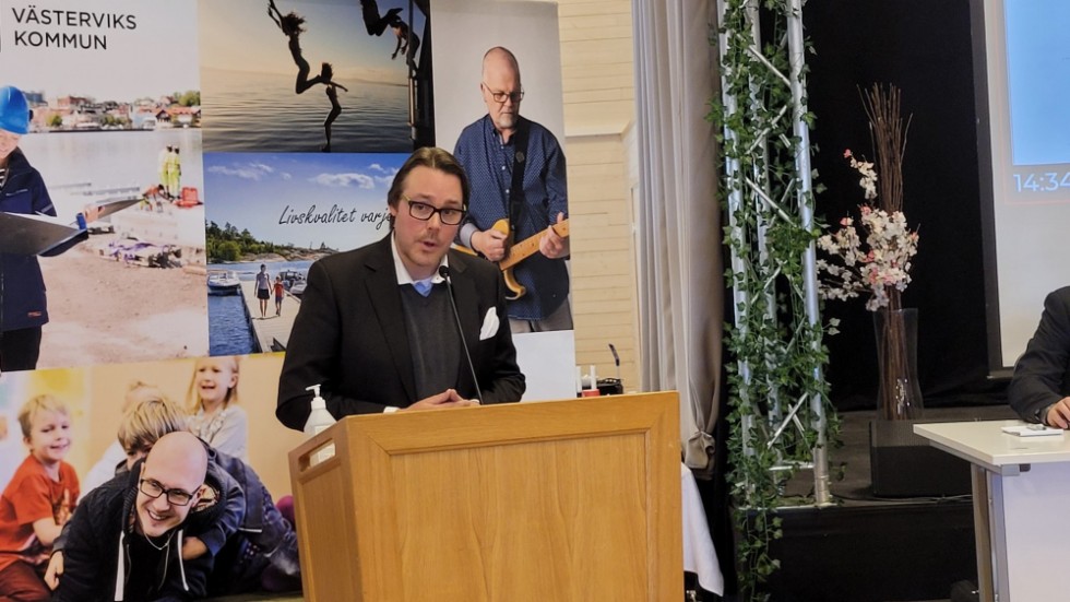 Det är bråda dagar för majoritetspartierna som nu träffas för att vända och vrida på budgeten, men en sak är klar: ”Det vore lögn om jag sa att ingen personal kommer drabbas”, säger barn- och utbildningsnämndens ordförande, Andreas Billtorp (M).