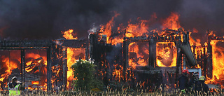 Villa förstörd i våldsam brand