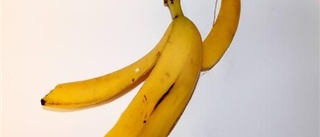 Man kastade bananskal på kvinna