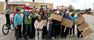 Elever strejkar i protest mot skolnedläggning